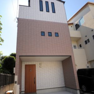 狭い間口・長細い敷地だから、元からあるお庭も生かせた<br>屋上バルコニー付、３階建ての「土間のある注文住宅」