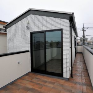 狭い間口・長細い敷地だから、元からあるお庭も生かせた<br>屋上バルコニー付、３階建ての「土間のある注文住宅」