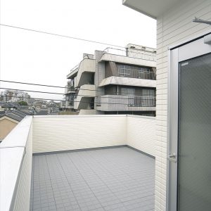 10坪あまりの敷地で、１階はまるまるガレージ、<br>解決策は、１階を鉄骨、２階、３階を木造にする混構造の家。