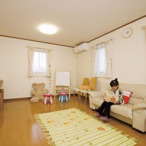 10坪あまりの敷地で、１階はまるまるガレージ、<br>解決策は、１階を鉄骨、２階、３階を木造にする混構造の家。