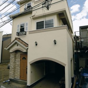 間口が狭く、奥行きが深い28坪、<br>木造吹抜け付きの地下室、1〜3階、屋上の5層住宅