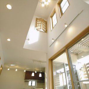 間口が狭く、奥行きが深い28坪、<br>木造吹抜け付きの地下室、1〜3階、屋上の5層住宅