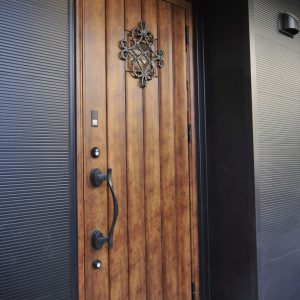 南東西の３方向を隣家に囲まれた敷地、<br>吹抜けと徹底した窓の採光の計画で開放感のある家に。