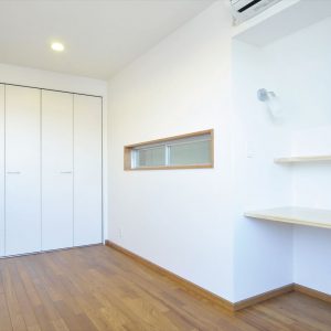 南東西の３方向を隣家に囲まれた敷地、<br>吹抜けと徹底した窓の採光の計画で開放感のある家に。