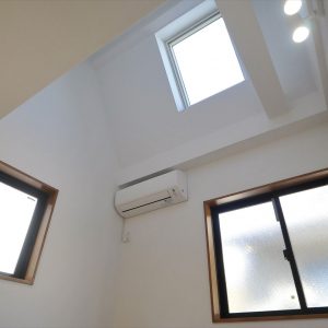 南東西の３方向を隣家に囲まれた敷地、<br>吹抜けと徹底した窓の採光の計画で開放感のある家に。