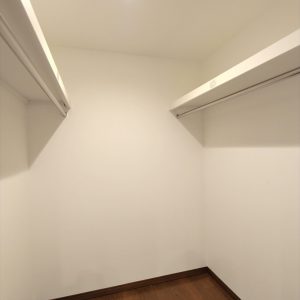 旗竿地でも光あふれる開放的な空間を実現した、<br>鉄骨階段と飾り梁が魅力的な３階建て住宅