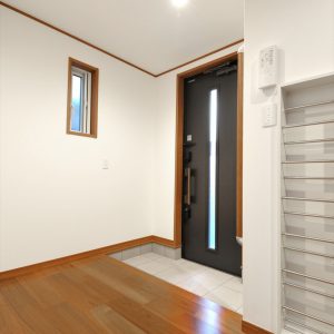旗竿地でも光あふれる開放的な空間を実現した、<br>鉄骨階段と飾り梁が魅力的な３階建て住宅