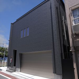 変形地でも『鉄骨造並み』の広い間口で車3台が置ける<br>ビルトインガレージ、屋上付き二世帯住宅