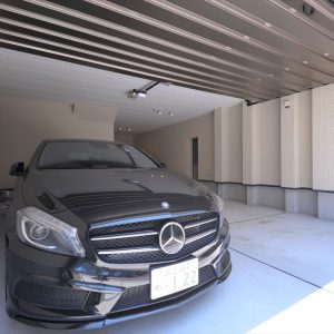 変形地でも『鉄骨造並み』の広い間口で車3台が置ける<br>ビルトインガレージ、屋上付き二世帯住宅
