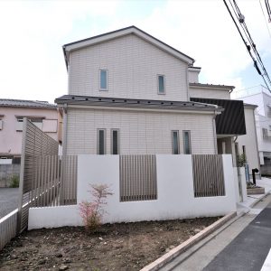 吹き抜けで開放的なリビングが特徴。<br>将来の二世帯を考えた工夫満載のロフト付き二世帯住宅。
