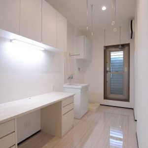 吹き抜けで開放的なリビングが特徴。<br>将来の二世帯を考えた工夫満載のロフト付き二世帯住宅。