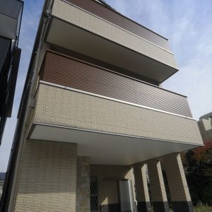 奥様が子どもの頃憧れだったすべり台とブランコがある家。<br>見た目の高級感を演出する外壁タイルにもこだわり。