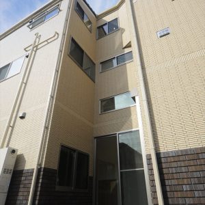奥様が子どもの頃憧れだったすべり台とブランコがある家。<br>見た目の高級感を演出する外壁タイルにもこだわり。