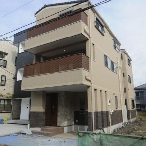 奥様が子どもの頃憧れだったすべり台とブランコがある家。<br>見た目の高級感を演出する外壁タイルにもこだわり。