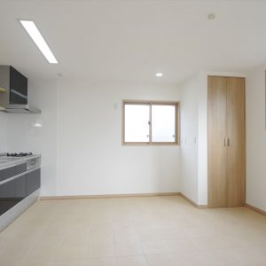 奥様が子どもの頃憧れだったすべり台とブランコがある家。<br>見た目の高級感を演出する外壁タイルにもこだわり。