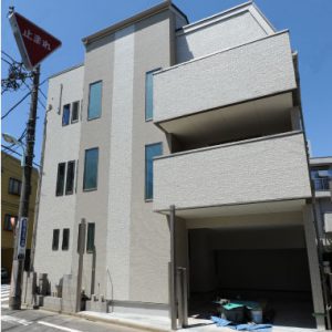 東京の厳しい建築条件を南側スケルトン階段で解消。<br>明るく間取りを有効に使った二世帯3階建て住宅
