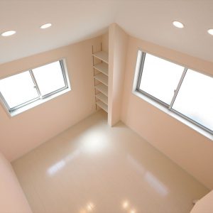 屋上と屋根裏収納。2階の上の空間を上手に使い、<br>白黒のコントラストがスタイリッシュな注文住宅