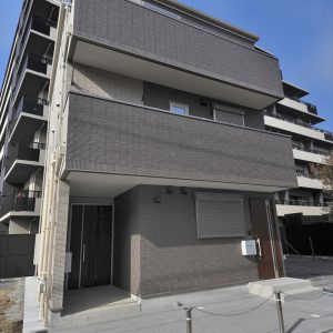 【1階賃貸併用】防音対策バッチリ。<br>キレイな外観が長続きする総タイル張りの収納たっぷり3階建て住宅