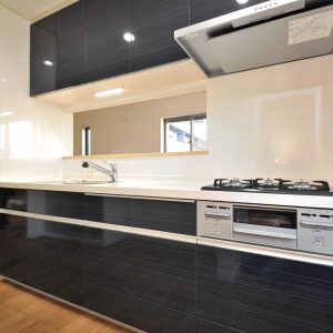 【1階賃貸併用】防音対策バッチリ。<br>キレイな外観が長続きする総タイル張りの収納たっぷり3階建て住宅