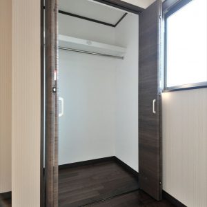 【約15.5畳の屋上付き】外観は美しい白のタイル。<br>各部屋使い勝手＆カラーにもこだわる３階建て