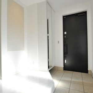 【約15.5畳の屋上付き】外観は美しい白のタイル。<br>各部屋使い勝手＆カラーにもこだわる３階建て