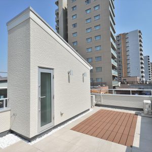 【屋上・HR】約11坪の土地をめいっぱい活用。<br>こだわりの光あふれるリビングが魅力的な３階建て