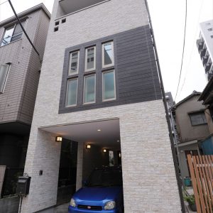 間口が狭くて奥行きがある縦長敷地、<br>１階が駐車場の狭小３階建て木造耐火の家。