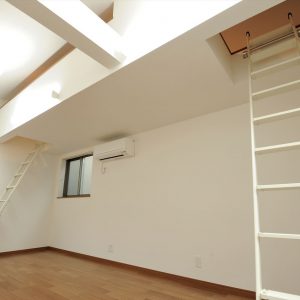 間口が狭くて奥行きがある縦長敷地、<br>１階が駐車場の狭小３階建て木造耐火の家。