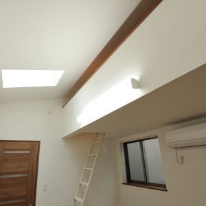 間口が狭くて奥行きがある縦長敷地、<br>１階が駐車場の狭小３階建て木造耐火の家。