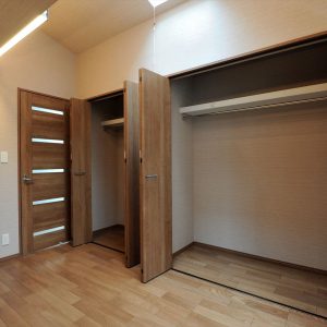 間口が狭くて奥行きがある縦長敷地、<br>１階が駐車場の狭小３階建て木造耐火の家。