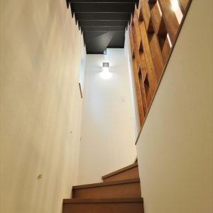 間口が狭くて奥行きがある縦長敷地、<br>１階が駐車場の狭小３階建て木造耐火の家。
