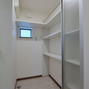 間口が狭くて奥行きがある縦長敷地、<br>１階が駐車場の狭小３階建て木造耐火の家。