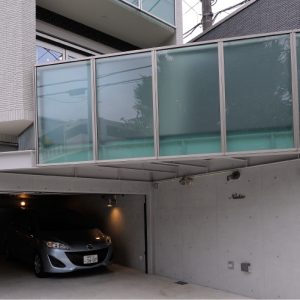 当社だけだった、大きな半地下の駐車場をつくるプラン、<br>土地探しからご相談いただいていたからこその大胆提案。