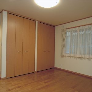 自然光がたっぷり入る地下なのに明るい応接室、<br>ご主人たってのこだわり、檜のお風呂でリラックスの家。