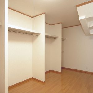 自然光がたっぷり入る地下なのに明るい応接室、<br>ご主人たってのこだわり、檜のお風呂でリラックスの家。