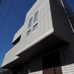 重量感のある総タイル貼りの高級かつスタイリッシュな外観。<br>法規制ギリギリまで広げた３階北側斜線部分は収納スペースに。