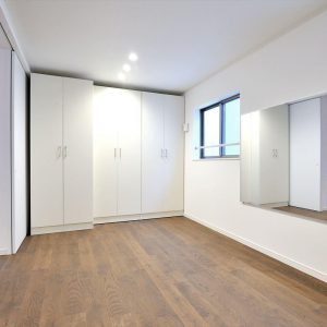 １階賃貸用店舗・倉庫スペース併用、2階・3階は階層で<br>居住空間が完全に独立した二世帯住宅