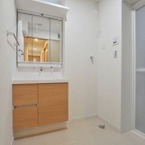 １階賃貸用店舗・倉庫スペース併用、2階・3階は階層で<br>居住空間が完全に独立した二世帯住宅