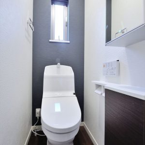 １階賃貸用店舗・倉庫スペース併用、2階・3階は階層で<br>居住空間が完全に独立した二世帯住宅