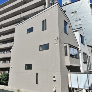 【限りある空間を最大限に活用】こだわりが散りばめられた<br>総タイル張りの3階建て住宅