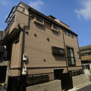 全ての制限をギリギリでクリアさせた、<br>工夫いっぱいの地下室付きビルトインガレージ付き住宅