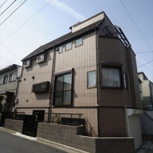 全ての制限をギリギリでクリアさせた、<br>工夫いっぱいの地下室付きビルトインガレージ付き住宅