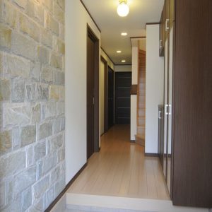 狭小３階建てにご両親と娘さん、<br>石とタイルの２トーンで高級感溢れる家。