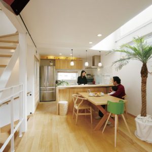 お家の中心を繋ぐ鉄骨階段で、光たっぷりの<br>3階建て屋上＆趣味の熱帯魚の水槽設備付注文住宅。