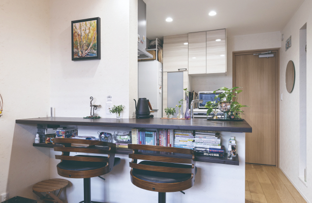 キッチンは、モダンなバーカウンター