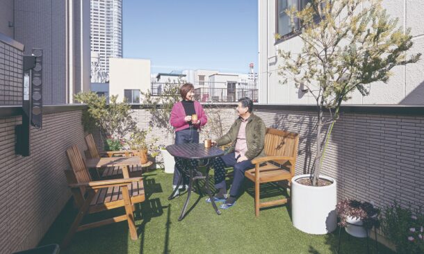 屋上の人工芝で寛ぐ夫婦