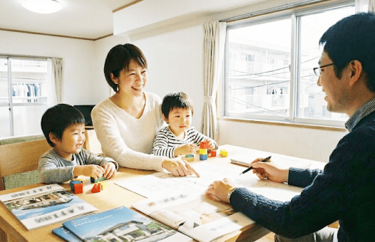 ※重要: 多くの人が「まず土地を探さなきゃ」と考えがちですが、都内での家づくりでは「建築会社探し」を先行、または同時進行することを強くお勧めします。
 なぜなら、都内の土地は法規制が複雑だからです。「買った土地に希望の家が建たなかった」という失敗を防ぐため、プロと一緒に土地を見るのが鉄則です。