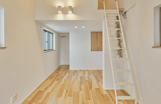 二世帯住1-2階を親世帯、3-4階を子世帯に。土地を有効活用し、都心で上下動のみで会える距離の同居を実現します。わずか9.6坪の超狭小地で実現！「鉄骨造の常識」を覆した木造耐火4階建て