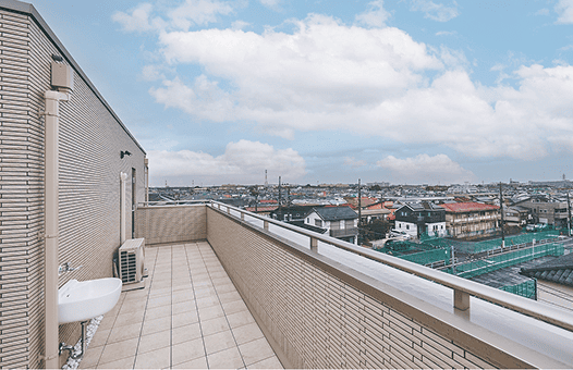 庭が作れなくても、屋上をプライベートガーデンに。青空の下でBBQやプール遊びが楽しめます。防火地域に建つ50坪の「木造耐火4階建て」で叶えた四世代・三世帯同居