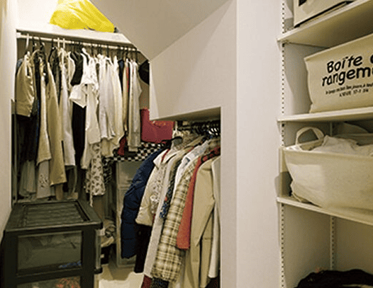 他社なら壁で塞いでしまうような場所も、OU2HAUSなら収納棚や飾り棚、採光スペースとして活用します。この積み重ねが、生活のゆとりを生み出します。
壁の厚みの内側、階段下、天井裏、床下。そして敷地形状によって生まれる三角形の隙間。
